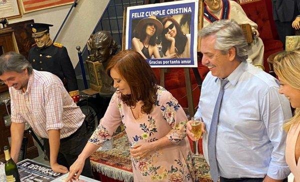 Cristina Kirchner festejó su cumpleaños junto a Máximo, Alberto Fernández y militantes del Frente de Todos