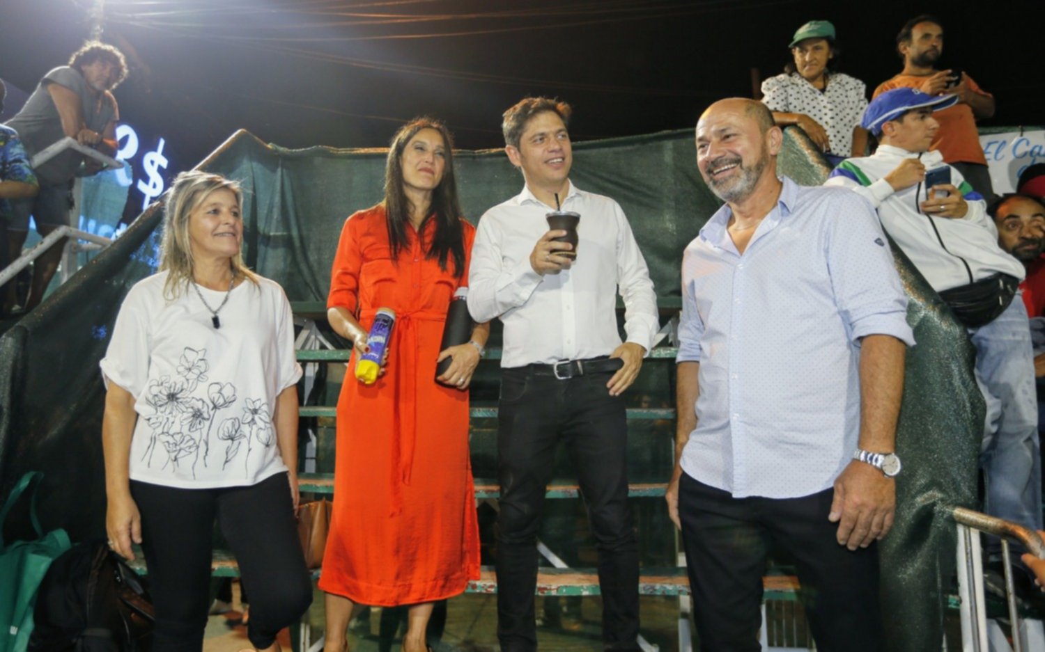 Kicillof fue al Carnaval de Ensenada y se mostró con Secco entre las comparsas