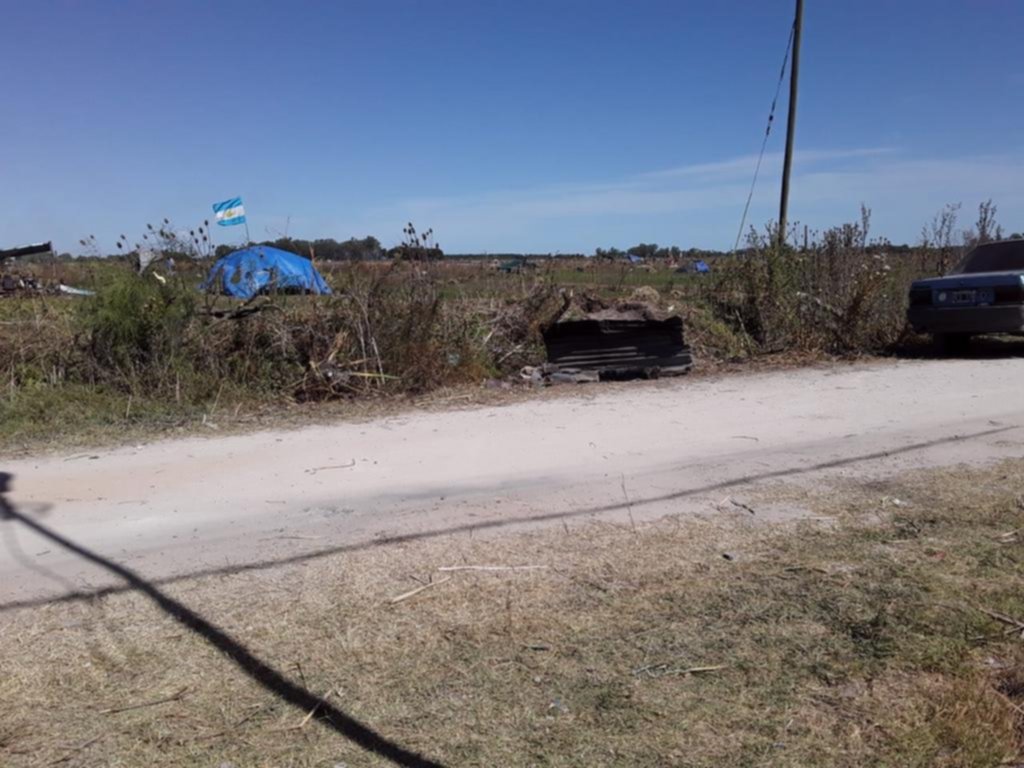 En Los Hornos crece la toma de lotes y aumenta la tensión vecinal