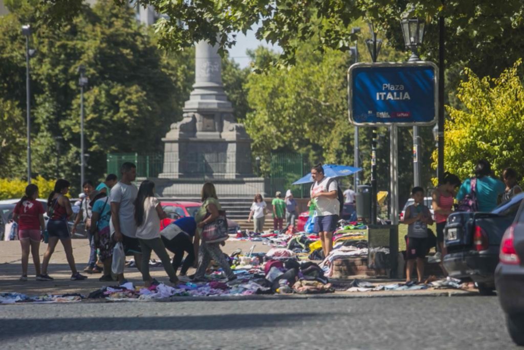 La feria de venta de ropa usada en plaza Italia crece cada día