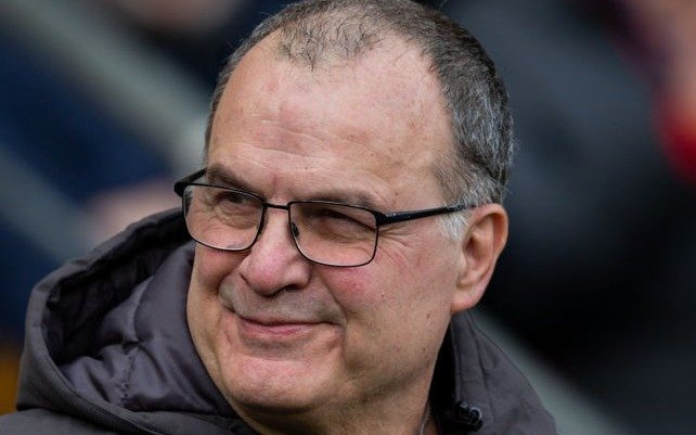Leeds de Bielsa goleó 4-0 a Hull City y quedó a un punto de la cima de la Championship