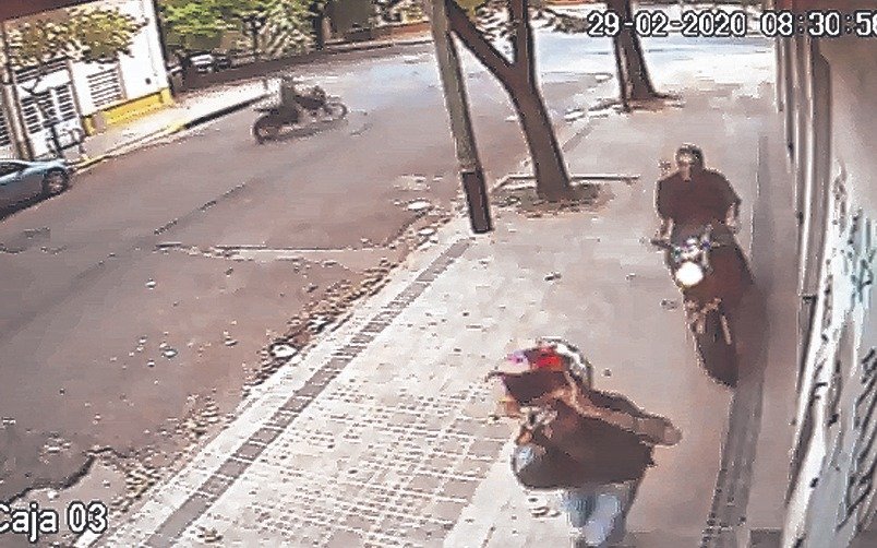 En la zona de Plaza Paso: tras robarle la moto lo persiguieron y casi lo atropellan