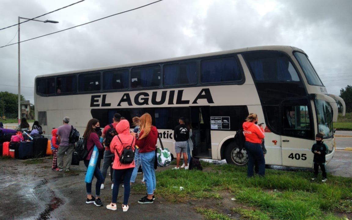 Platenses rumbo a San Bernardo, cuatro horas tirados en la ruta y bajo la  lluvia