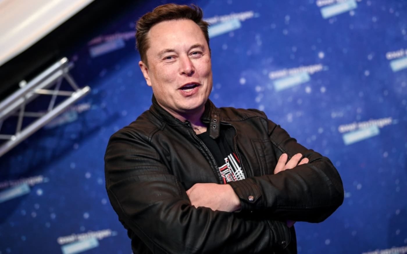 Empresa de Elon Musk implantó chip en el cerebro de un mono para que juegue videojuegos con su mente