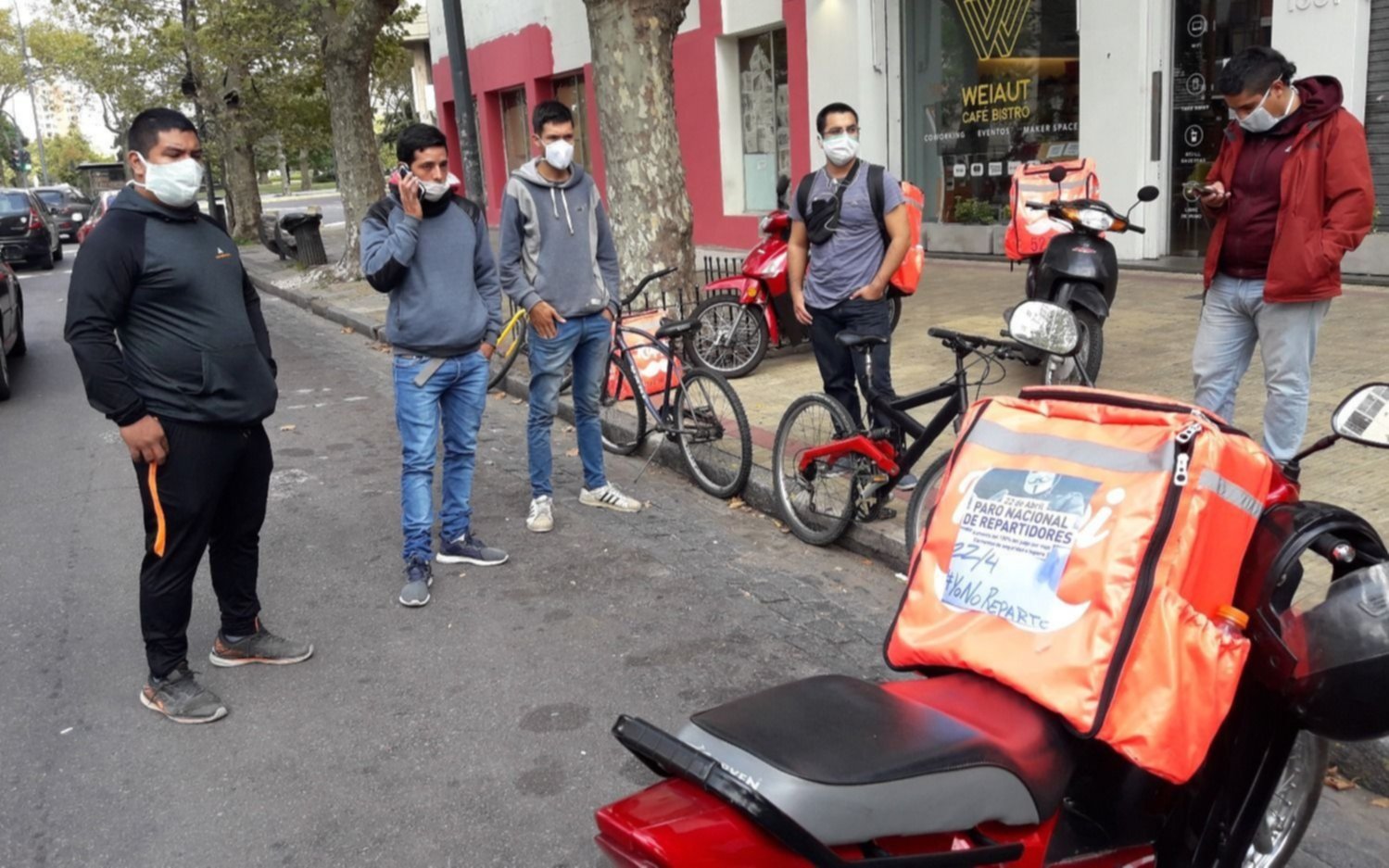 El reclamo de 300 repartidores platenses a una de las aplicaciones de delivery: "Nos accidentamos, nos roban y nos matan por $45" 