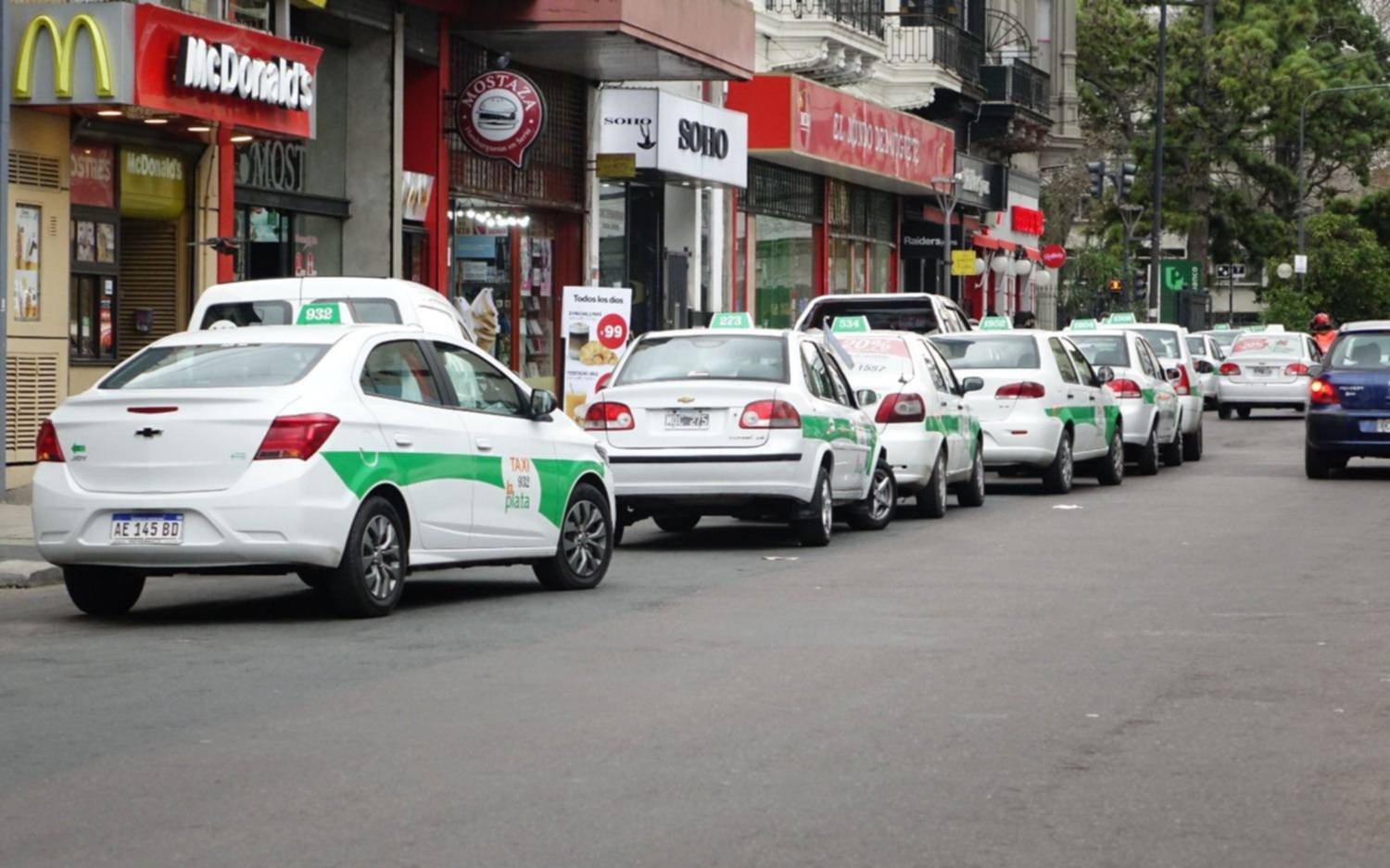 Ya rige un aumento en la bajada de bandera y en la ficha de taxis en La Plata