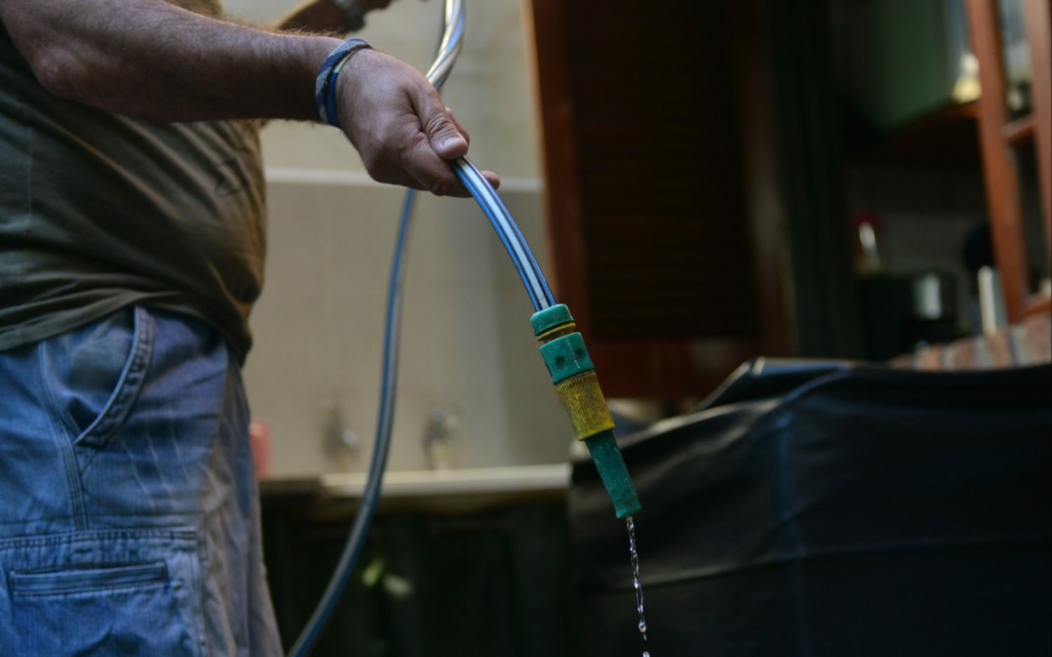 Penurias y hartazgo en barrios de La Plata por la escasez de agua