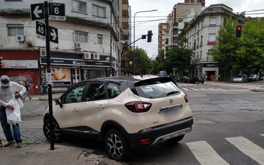 Estacioná donde quieras: dos casos en 6 y 45