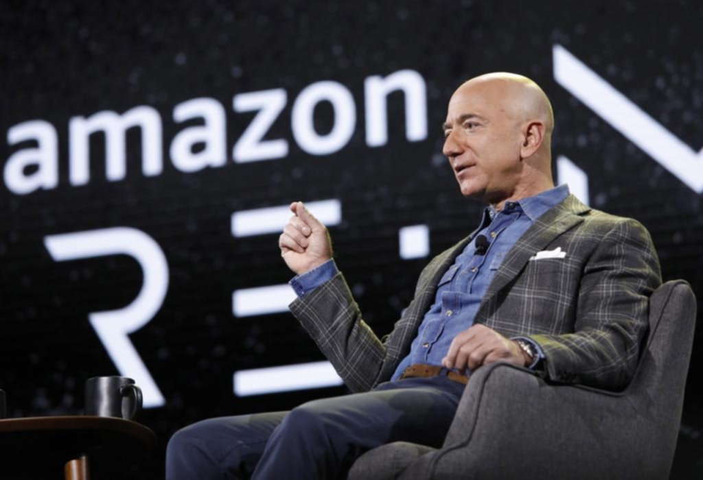 Bezos deja la dirección de Amazon, el gigante que creó