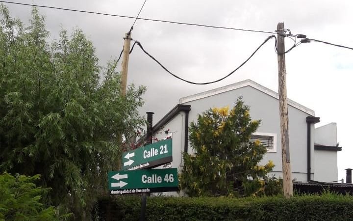 Tras reclamo vecinal, reemplazan poste en Villa del Plata