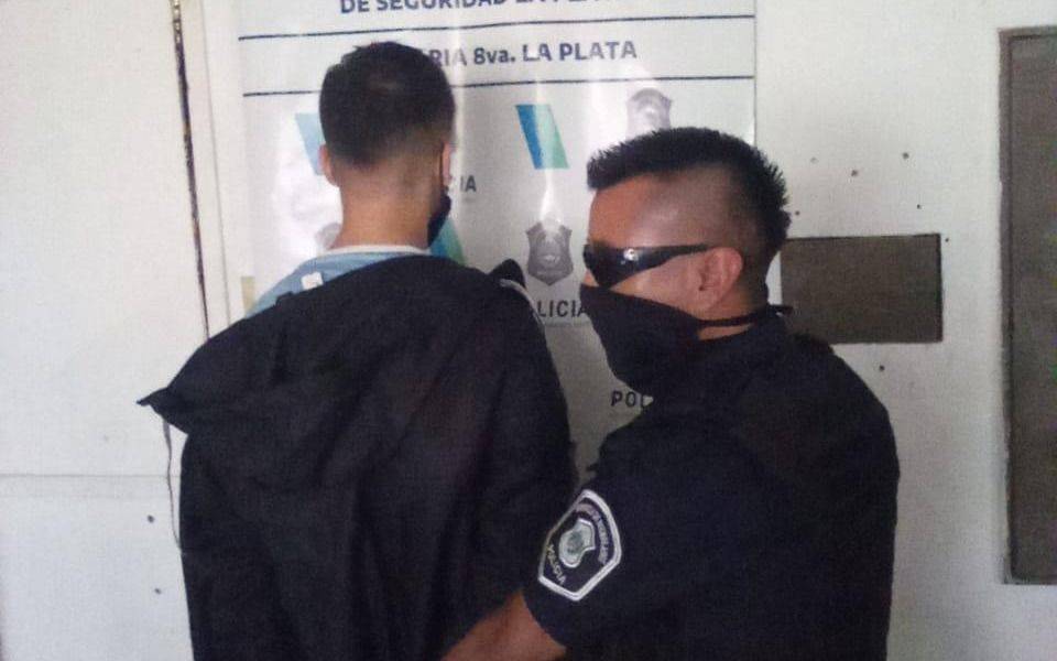 Un vendedor ambulante se puso agresivo, lo identificaron y tenía pedido de captura: fue detenido