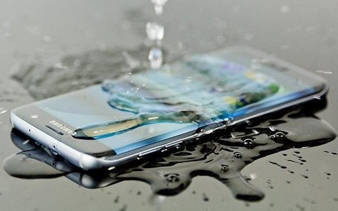 ¿Se te cayó tu celular al agua?: conocé la forma correcta para salvarlo