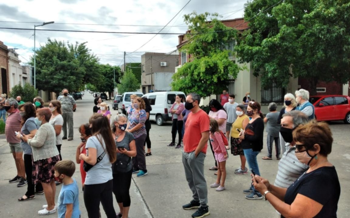 En Tolosa los vecinos se cansaron de la falta de agua y están en la calle reclamando