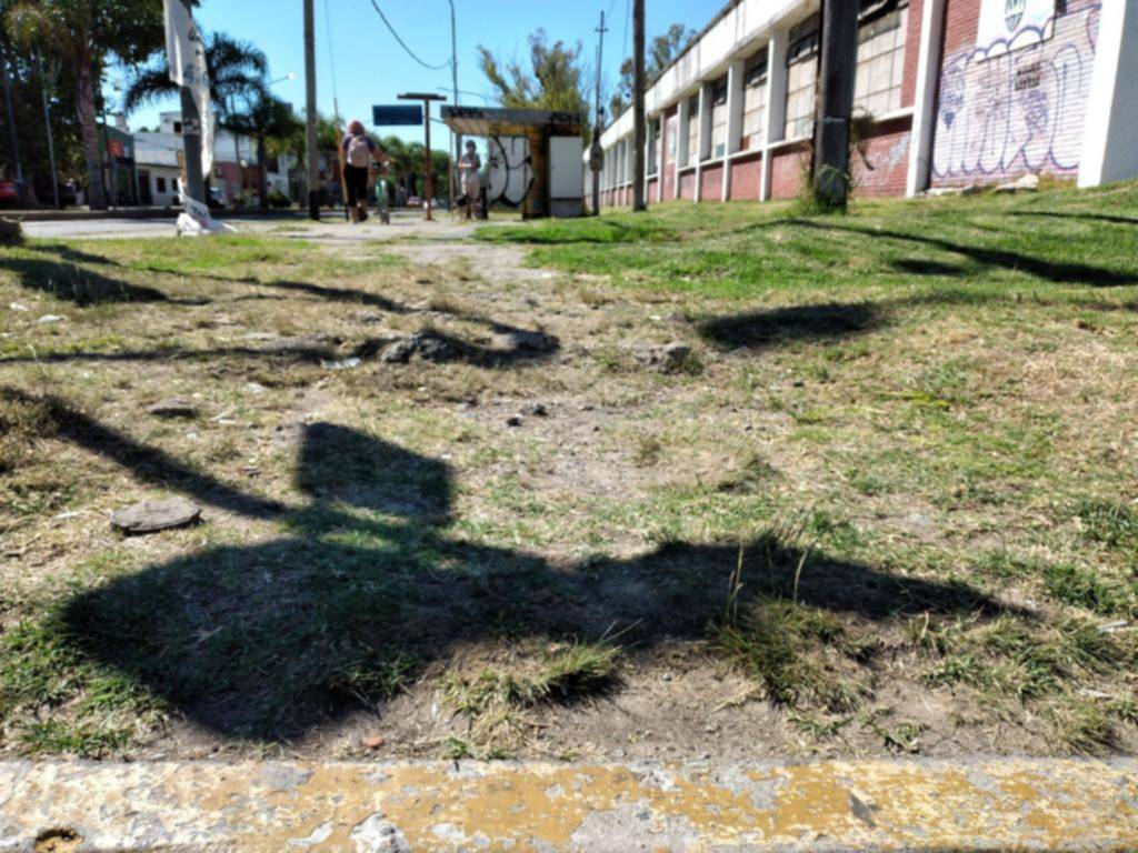 Una vereda destruida y que provoca caídas en 7 y 526