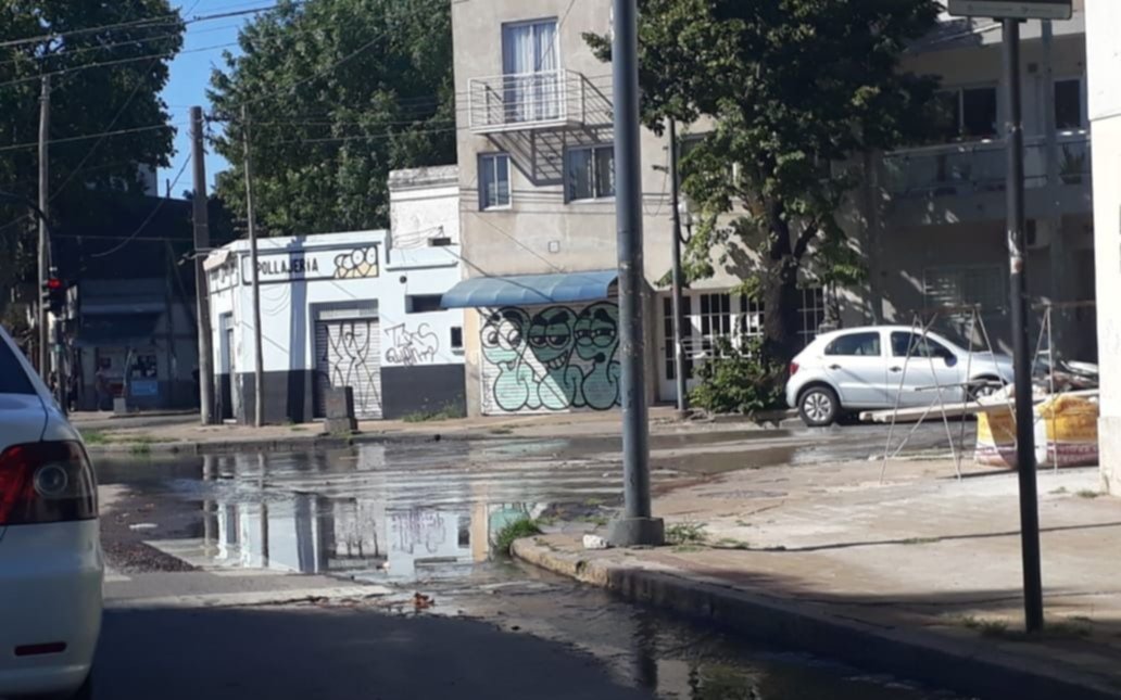 Mientras falta el agua en barrios de la Ciudad, en otros brota de las baldozas