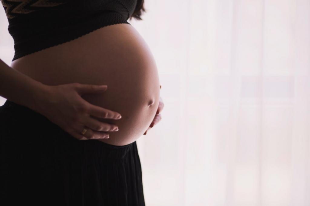 Embarazadas y COVID: ¿es o no riesgoso que se apliquen la vacuna?