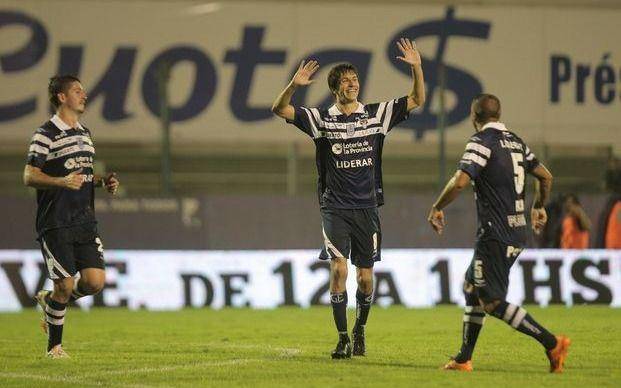 Nacho se acerca al Mineiro y el Lobo se frota las manos