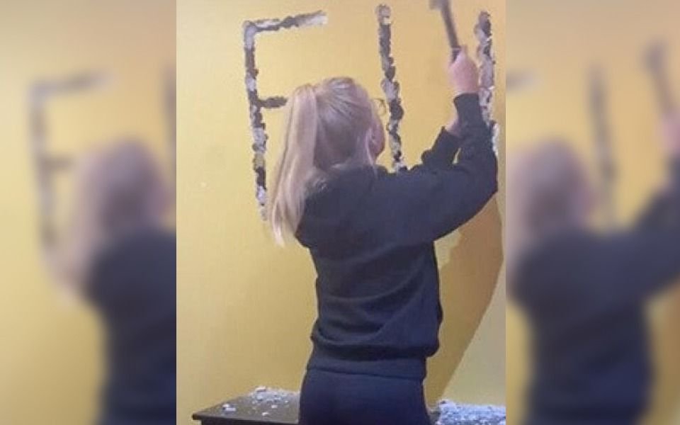 Viral: novia furiosa porque fue engañada y se vengó con un mensaje a martillazos