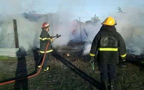 Voraz incendio en casillas de La Granja.