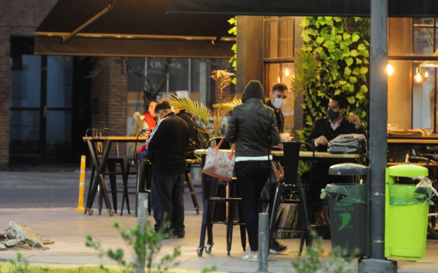 La Plata: oficializaron que bares y restaurantes pueden abrir hasta las 2 de la mañana 