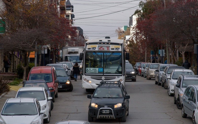 Locura en Bariloche: una pasajera apuñaló a un chofer de micro que le pidió que usara el tapabocas