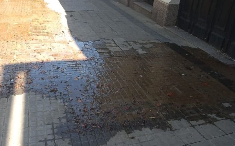Un pérdida de agua provocó la caída de un jubilado de 91 años en la vereda