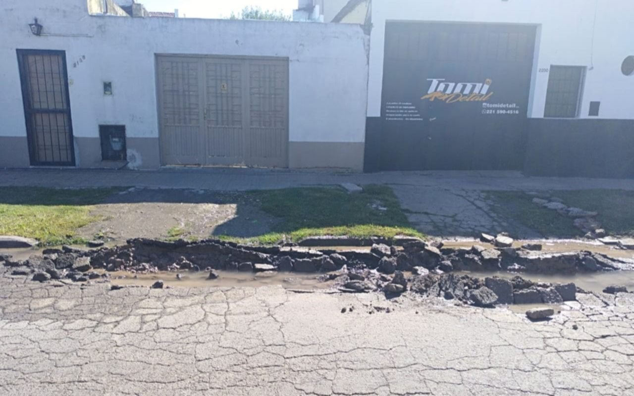 No pueden sacar los autos del garaje por el mal estado del asfalto en 12 bis entre 76 y 77