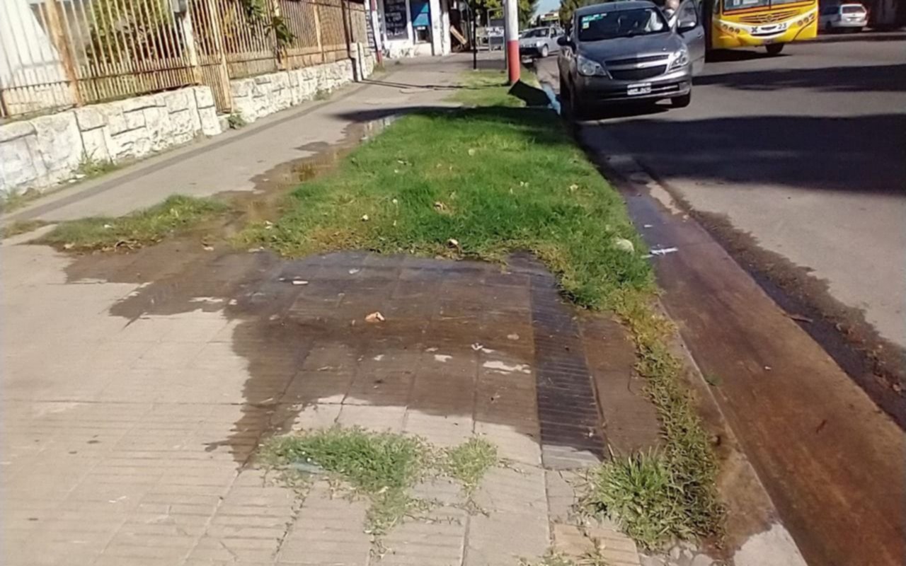 Advierten por peligrosas pérdidas de agua en la zona de 7 y 78