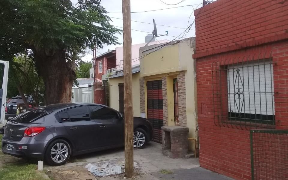 Tras reclamo vecinal reponen un poste en mal estado en City Bell