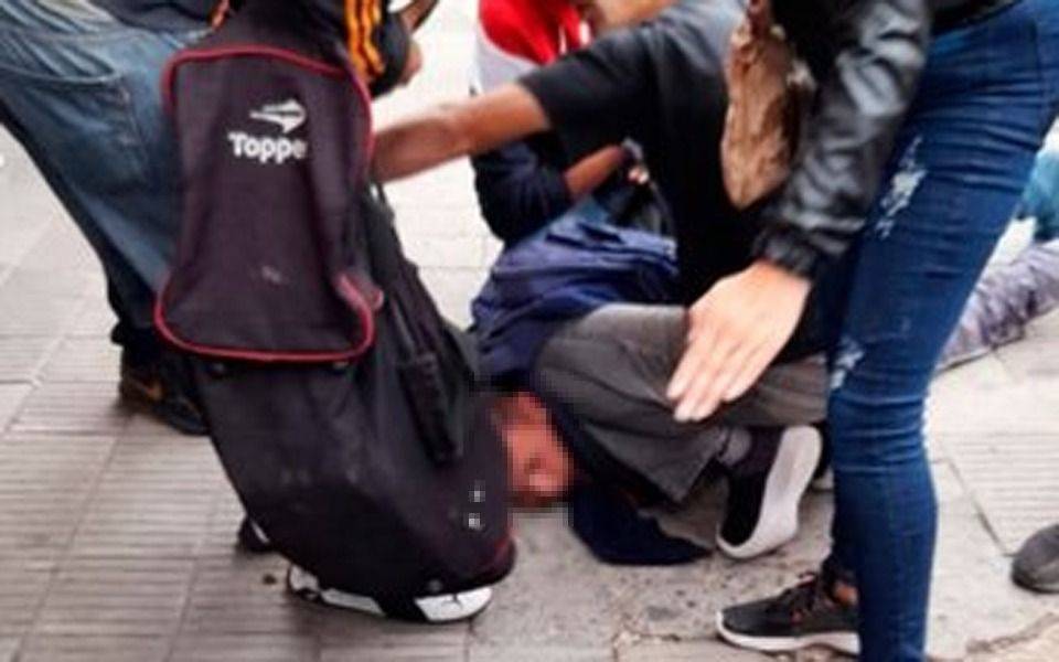 Le robó el celular a una mujer que llevaba su bebé en brazos en pleno Centro: lo corrieron y lo atraparon