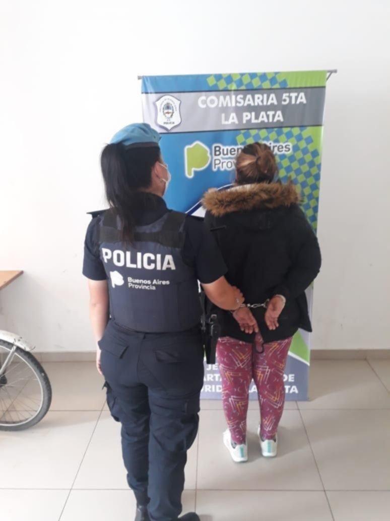 Increíble: le robó el celular a una mujer en la guardia del San Juan de Dios