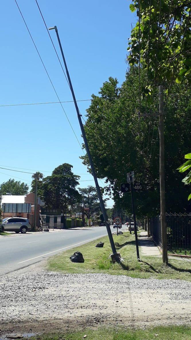 Alertan por una luminaria "a punto de  venirse a pique" sobre Camino Belgrano