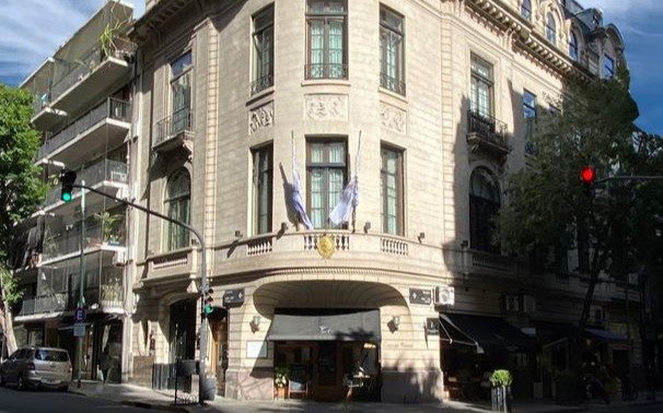 Cerraron la embajada de Uruguay tras dar positivo el embajador y el cónsul