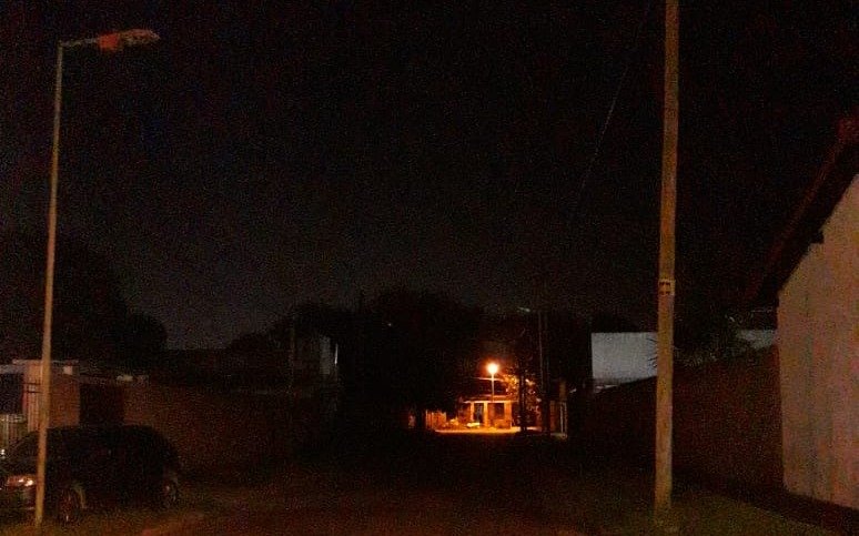 En 14 bis entre 527 y 528, una calle totalmente a oscuras hace más de un año