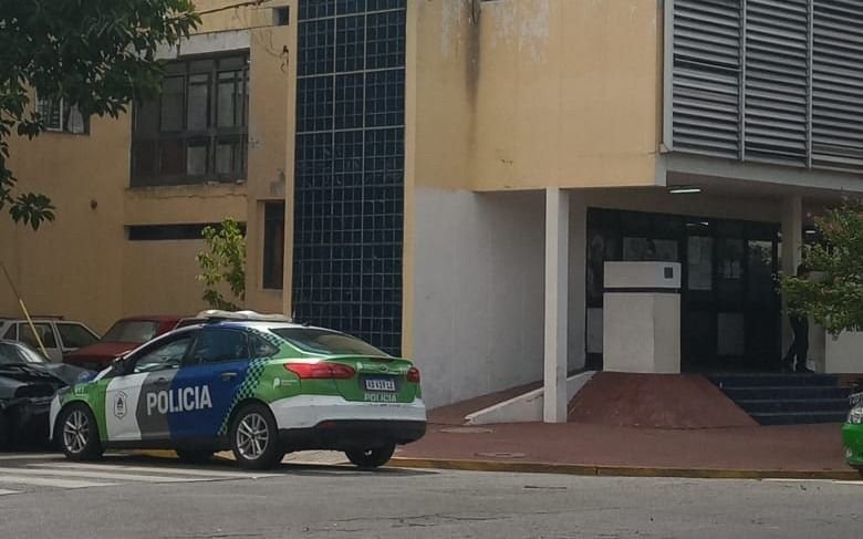 Estacioná donde quieras: un patrullero de La Plata arriba de una senda peatonal