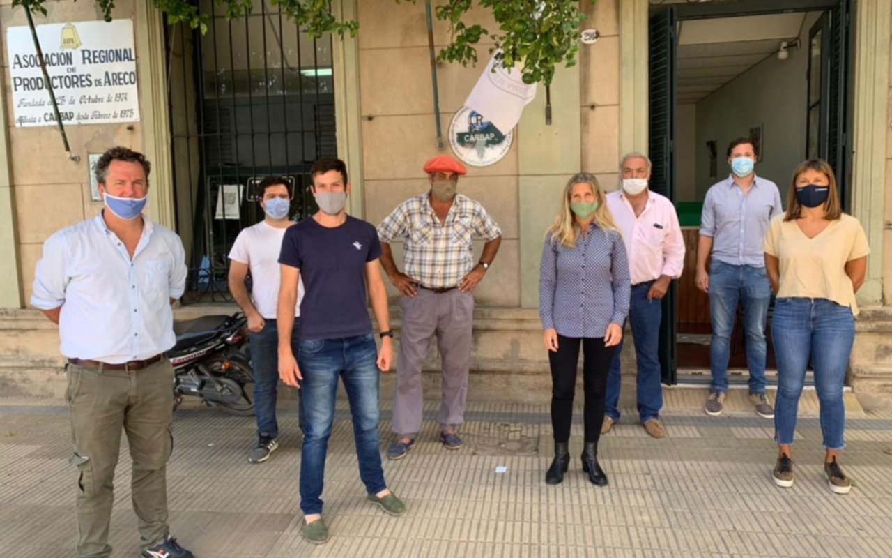 “El campo reclama mano de obra pero no consigue por exceso de planes sociales”