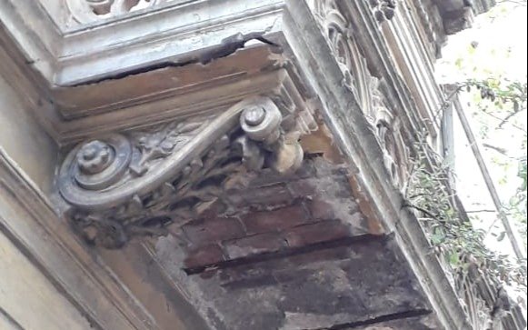 Alerta por un balcón en peligro de derrumbe en 56 entre 6 y 7: ya caen escombros sobre la vereda