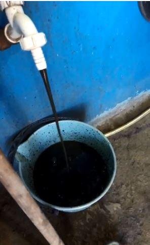 En Tolosa los vecinos afirman que el agua sale oscura y hubo días en que “parecía petróleo”