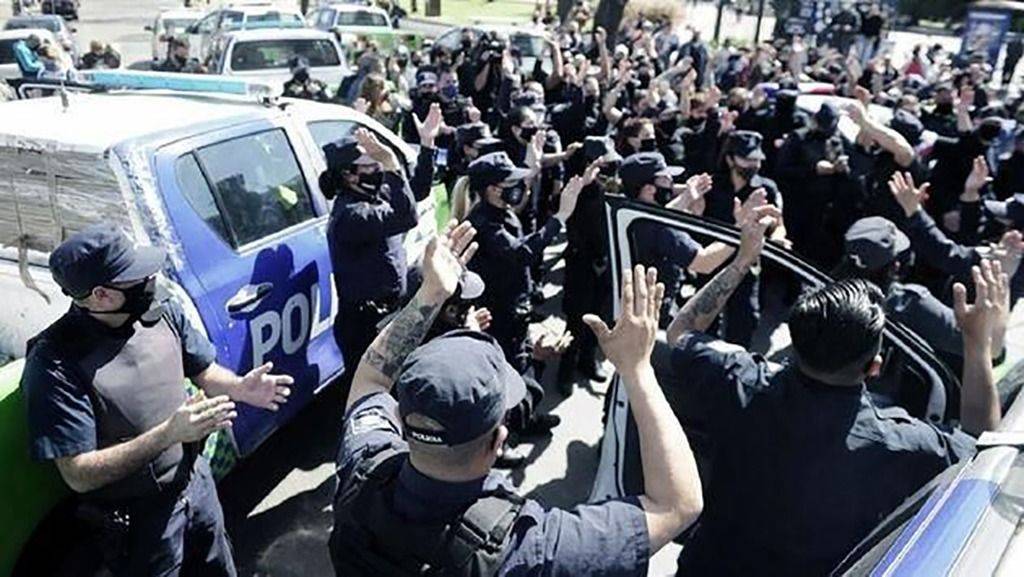Desplazan a 400 policías que habían reclamado aumento