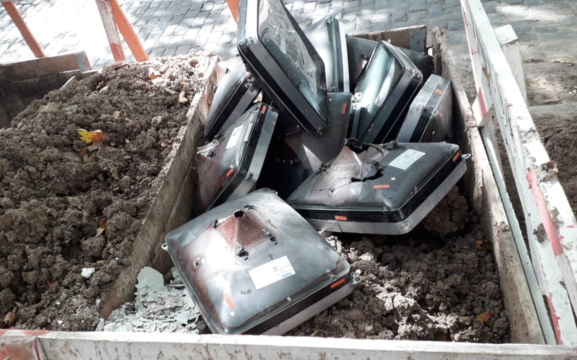 En 4 y diagonal 77 denuncian que "tiran monitores en una zanja abierta de obra"