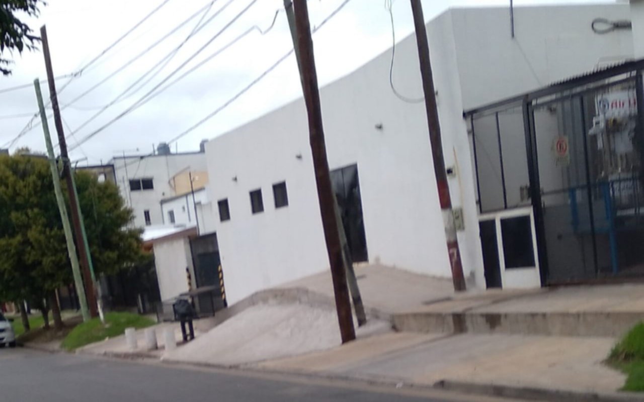 Una extraña elevación en una vereda de 80 entre 6 y 7