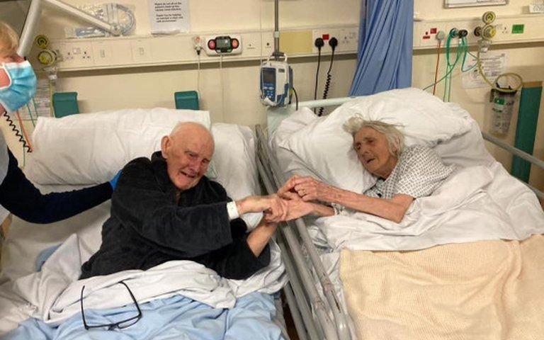 La última foto de una pareja de ancianos que murió por COVID tras 70 años de matrimonio