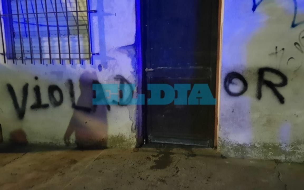VIDEO .- Los Hornos: rebelión vecinal frente a la casa del hombre que acusan de abusar de una perra