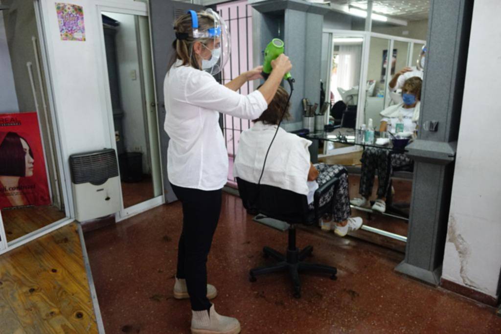 Por la crisis y el miedo que persiste, a peluquerías y salones les cuesta repuntar