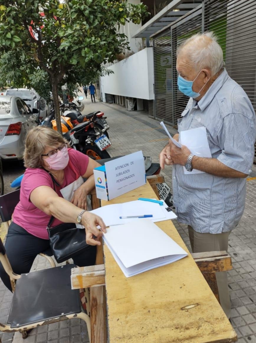 Jubilados “recepcionaron” reclamos en la puerta del IPS