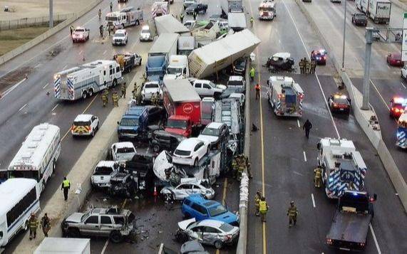 Al menos cinco muertos en un choque masivo en autopista de Texas