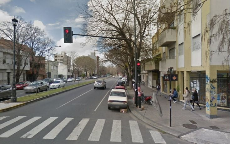 Buscan la Partner gris que pasó en rojo en 7 y 64: atropelló, mató y se dio a la fuga