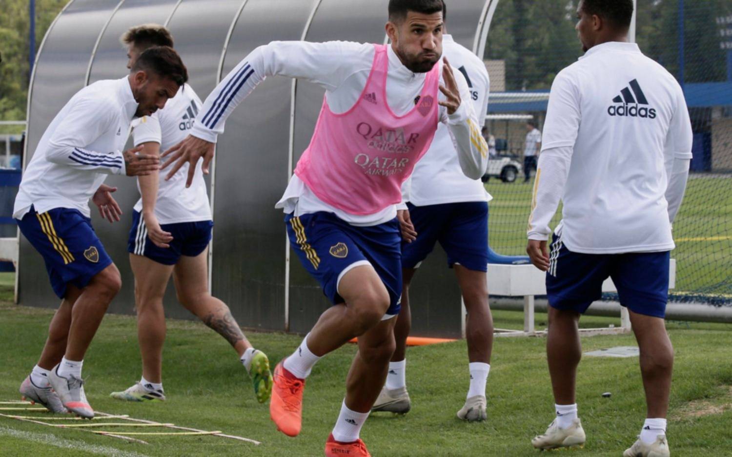 Pavón será operado y la dupla Tevez-Zárate jugará ante Gimnasia 