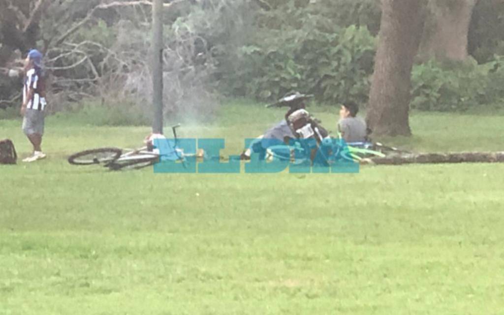 Denuncian que un grupo de jóvenes prendieron una fogata en el Bosque