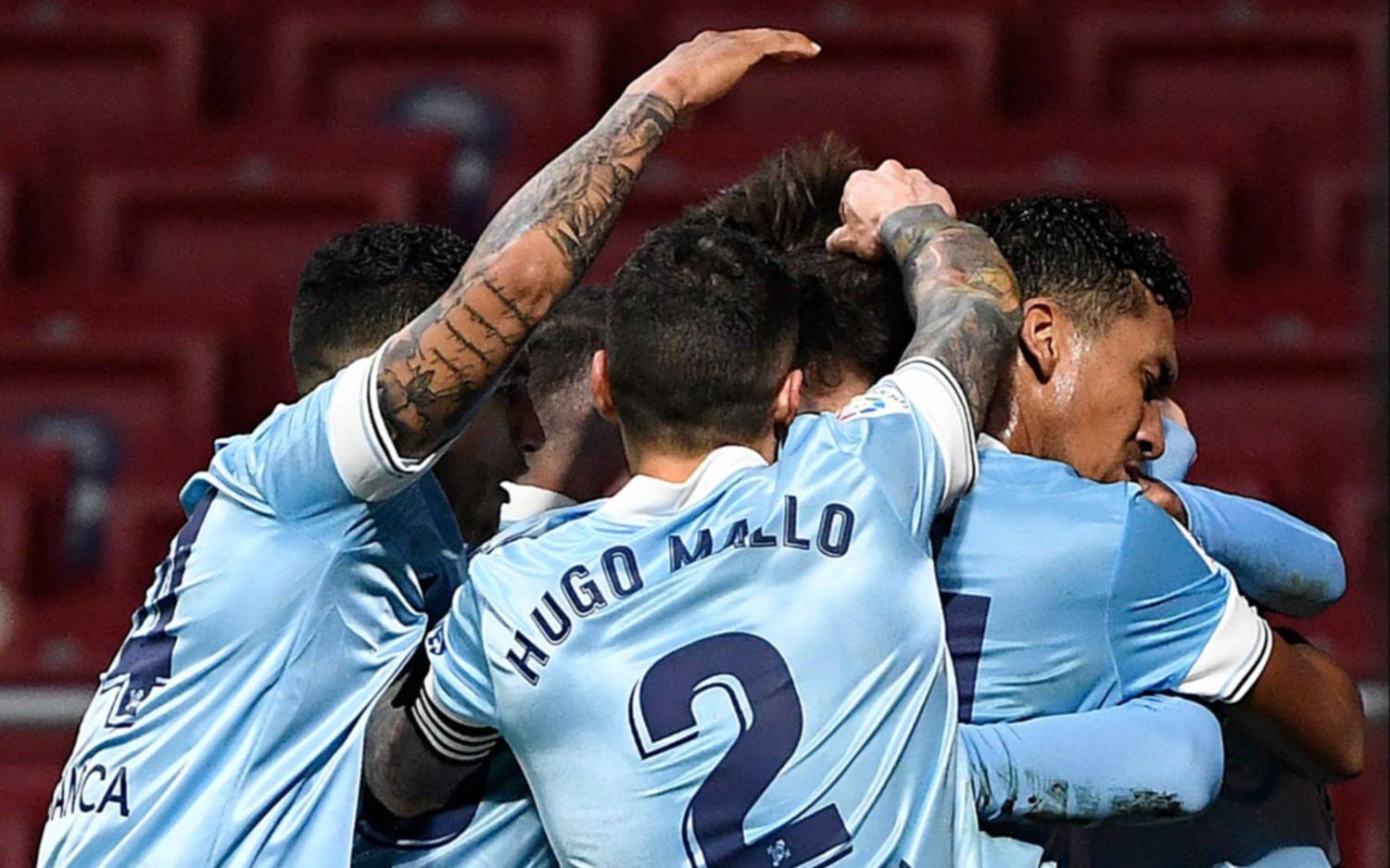 En España, el equipo de Coudet le ganó al de Almirón, que renunció